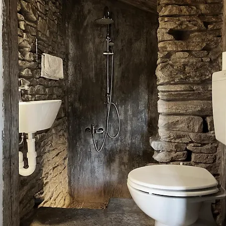 Δωμάτια σε οικογενειακή κατοικία Stone Oven House Rora