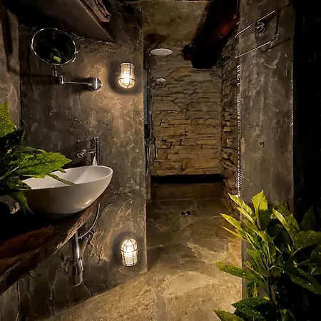 Stone Oven House Homestay Rora